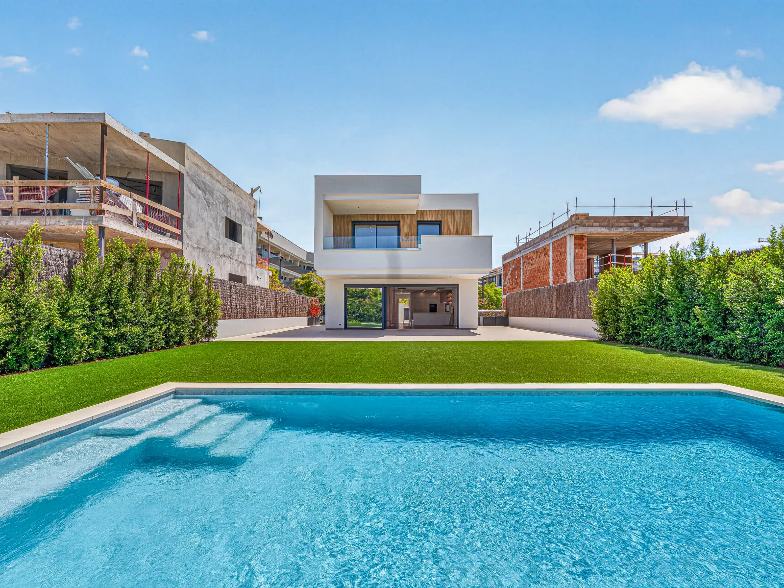 Chalet residencial — exterior con piscina