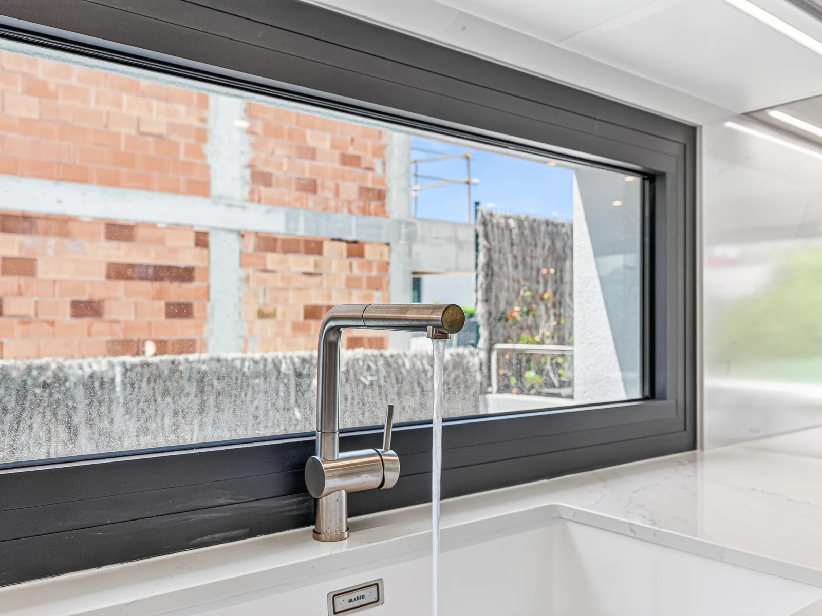 Chalet residencial — detalle del grifo de la cocina