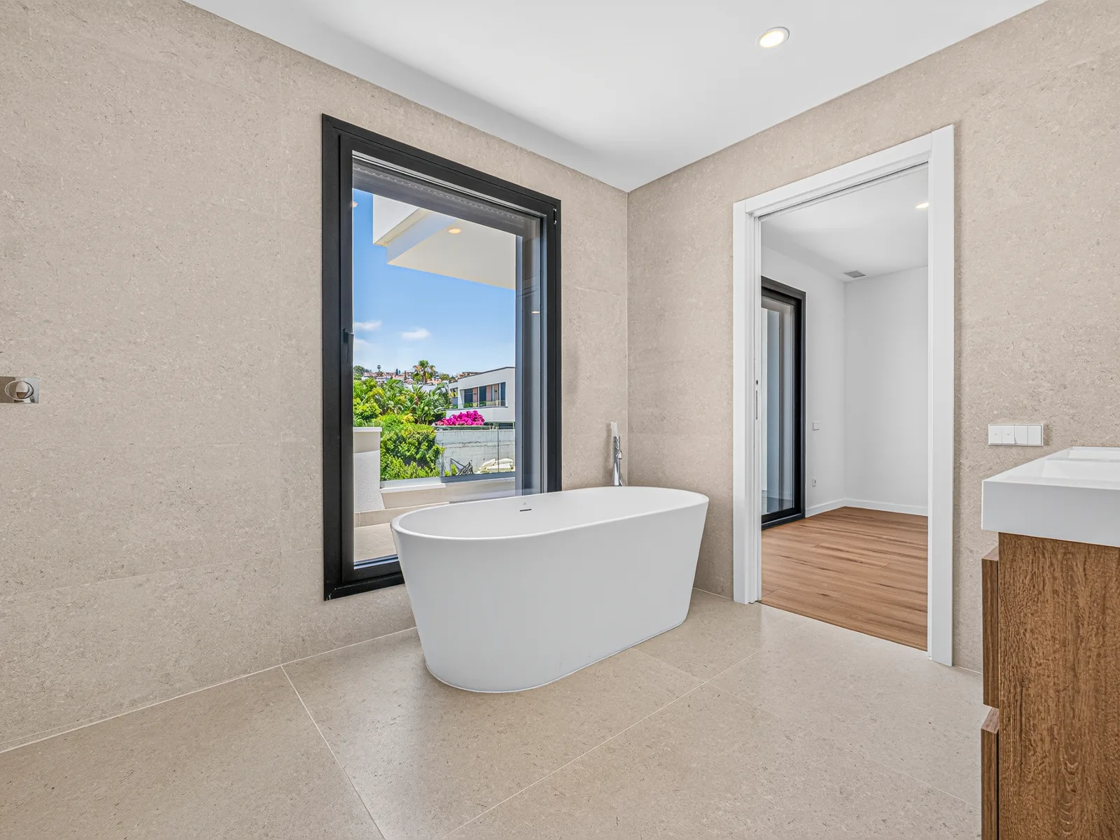 Chalet residencial — baño principal con bañera exenta